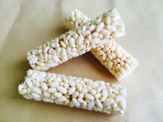 機械異なったサイズおよび形を形作るエネルギー穀物棒鋳造物棒