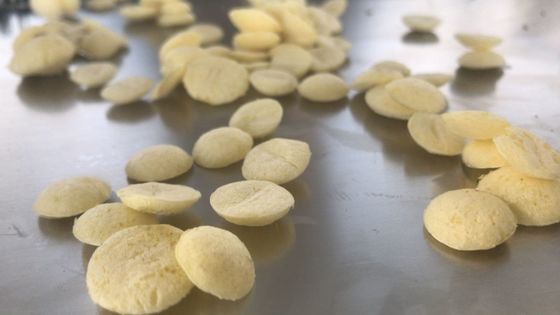 保証12か月の処理する機械余暇の軽食を作るトウモロコシのパフの軽食