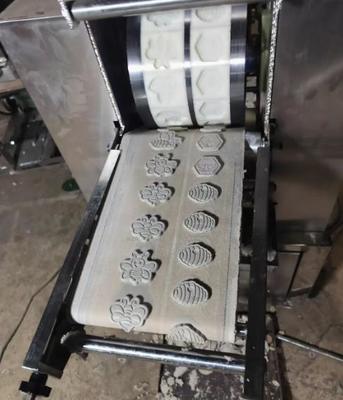機械を作る充実した生活のドッグ ビスケットは歯の手入れのドッグ フード装置をかわいがります