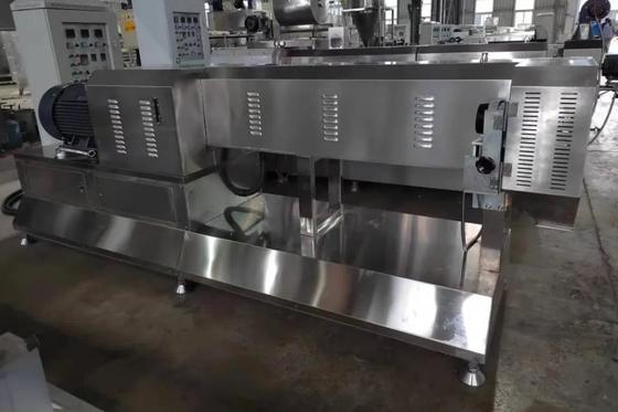 ねじれ食料生産をかみ砕く機械を作っている対色犬の軽食ペット