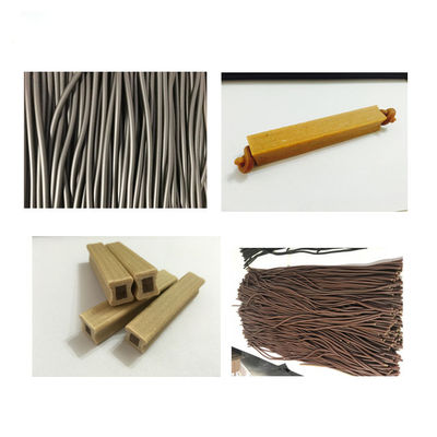 ねじれ食料生産をかみ砕く機械を作っている対色犬の軽食ペット