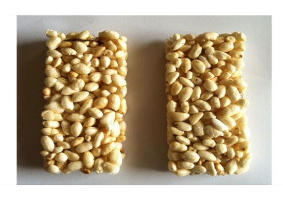 ラインを形作るグラノーラ ピーナツ ゴマの米の混合棒