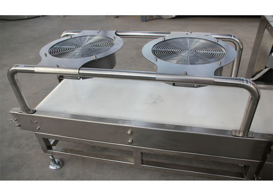 機械SUS304材料を形作るシャキッとした吹かれた軽食によって焼かれるオオムギの穀物棒