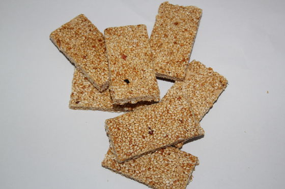 機械エネルギー栄養物棒加工ラインを作るピーナツ棒切断の穀物棒