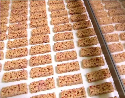 機械、機械を形作るポップコーン球を作る吹かれた米キャンデーのケーキ/チョコレート・バー