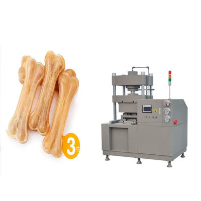 牛皮犬は機械によって押される生皮の骨の打つことを作る犬用の骨をかみ砕きます