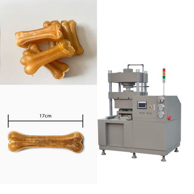 機械、ペット フードのプロセス用機器を作る軽食の犬用の骨をかみ砕いている犬