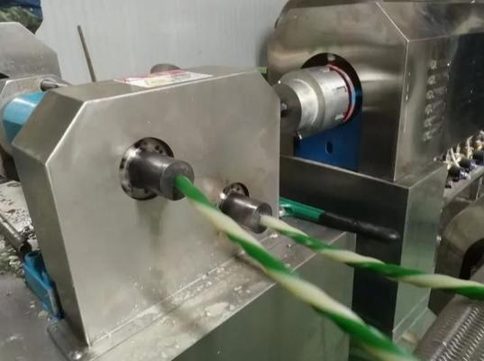 機械を作る小さい骨犬の御馳走軽食の突き出るラインねじれの歯の手入れの御馳走